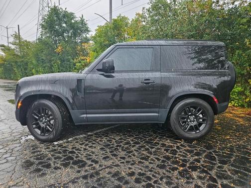 2023 Land Rover Defender SE