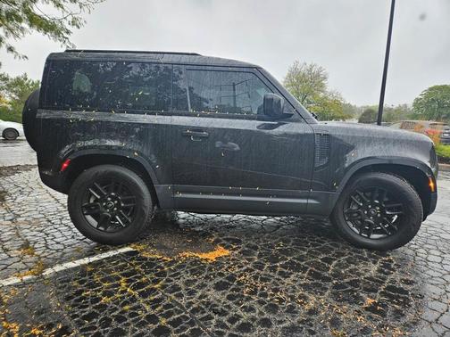 2023 Land Rover Defender SE