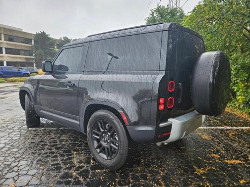 2023 Land Rover Defender SE