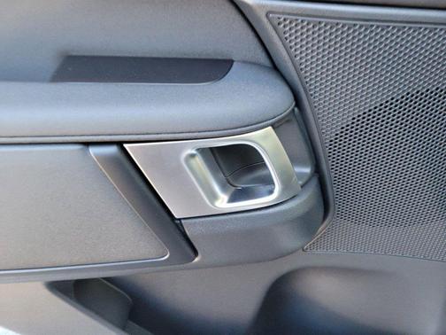 2025 Land Rover Discovery P300 S