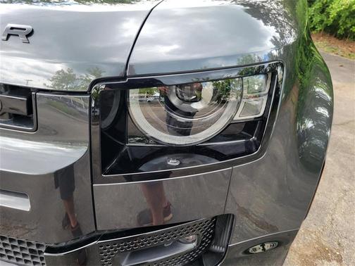 2025 Land Rover Defender P400 X-Dynamic SE