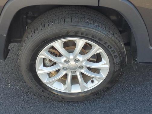 Crystal Metallic 2022 Jeep Cherokee Latitude Lux