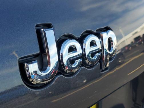 Crystal Metallic 2022 Jeep Cherokee Latitude Lux