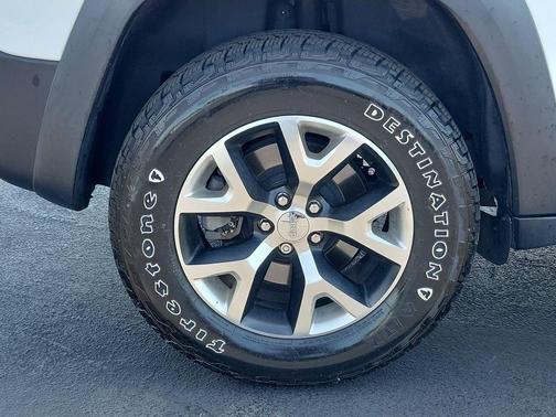 Bright White Clearcoat 2017 Jeep Cherokee Trailhawk