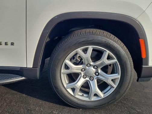 Bright White Clearcoat 2022 Jeep Wagoneer Series II