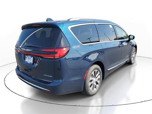2025 Chrysler Pacifica Hybrid Pinnacle