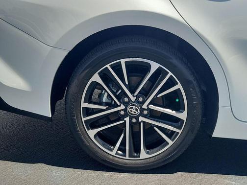 Pearl 2025 Toyota Camry XLE
