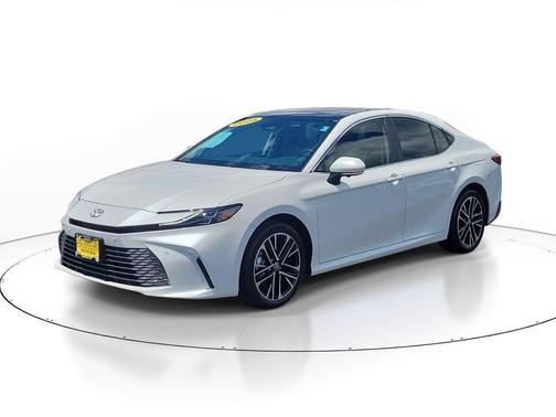 Pearl 2025 Toyota Camry XLE