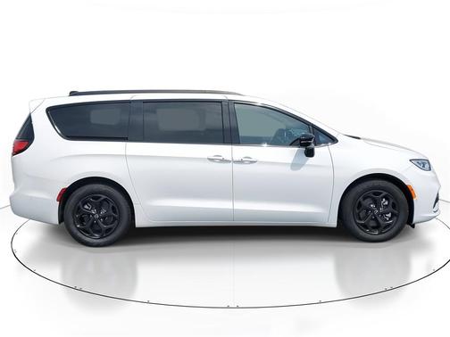 2025 Chrysler Pacifica Hybrid Select
