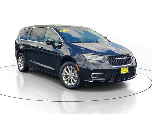 Brilliant Black Crystal Pearlcoat 2023 Chrysler Pacifica Touring-L