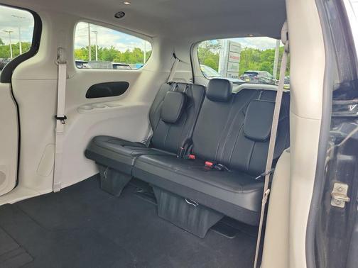 Brilliant Black Crystal Pearlcoat 2023 Chrysler Pacifica Touring-L