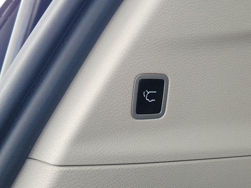 Brilliant Black Crystal Pearlcoat 2023 Chrysler Pacifica Touring-L