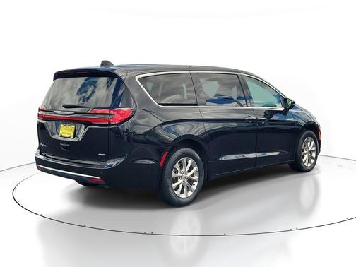 Brilliant Black Crystal Pearlcoat 2023 Chrysler Pacifica Touring-L