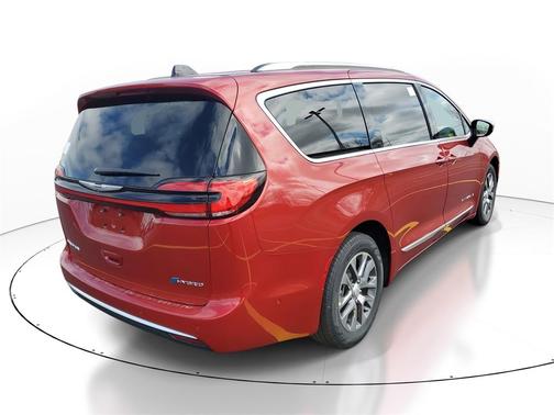 2025 Chrysler Pacifica Hybrid Pinnacle