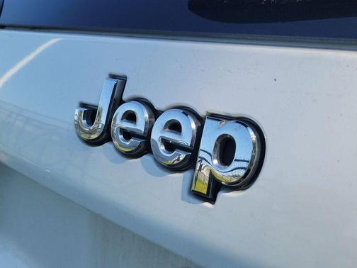 Bright White Clearcoat 2019 Jeep Cherokee Latitude
