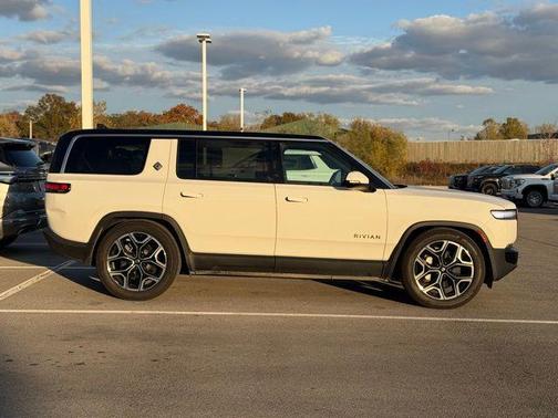 2025 Rivian R1S Adventure