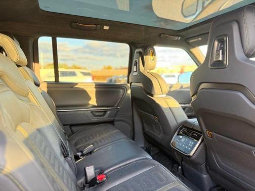 2025 Rivian R1S Adventure