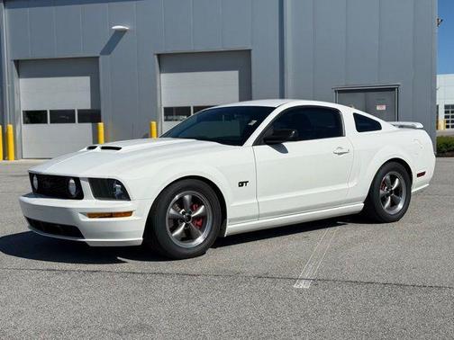 White 2005 Ford Mustang GT