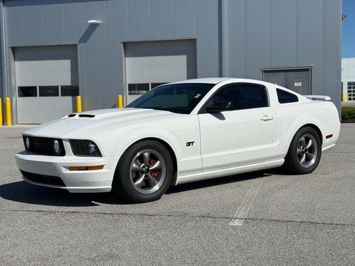 White 2005 Ford Mustang GT