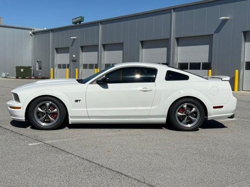 White 2005 Ford Mustang GT