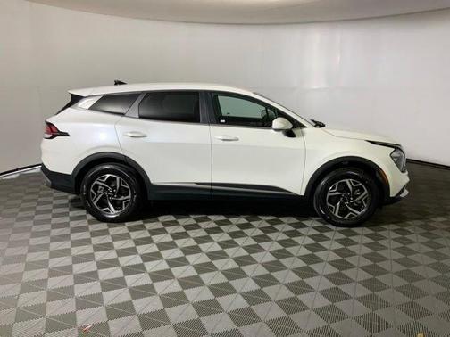 Snow White Pearl 2023 Kia Sportage LX