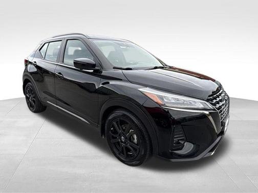 Super Black 2023 Nissan Kicks SR