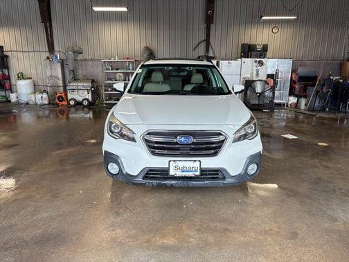 Crystal White Pearl 2018 Subaru Outback 2.5i Limited