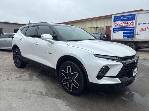 Iridescent Pearl Tricoat 2023 Chevrolet Blazer RS