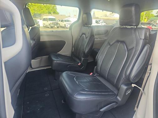 2022 Chrysler Pacifica Touring-L