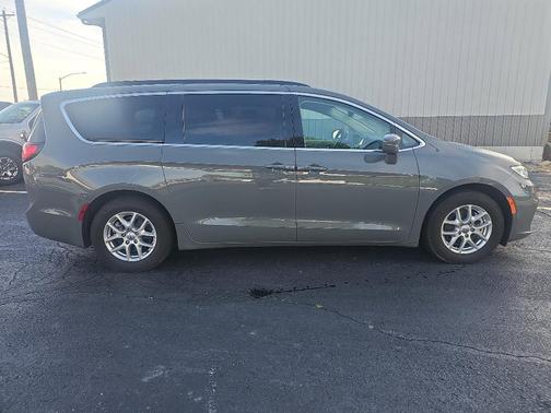 2022 Chrysler Pacifica Touring-L