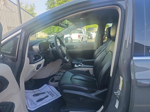 2022 Chrysler Pacifica Touring-L