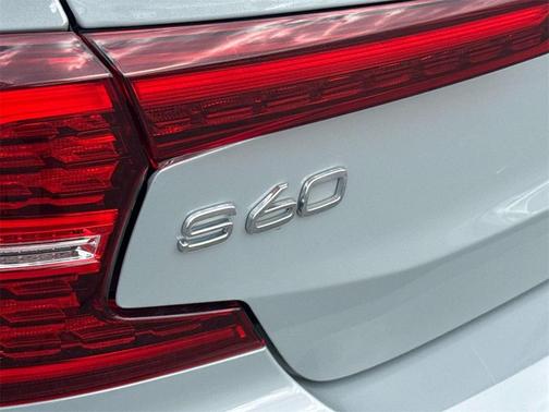 2024 Volvo S60 B5 Plus Dark Theme