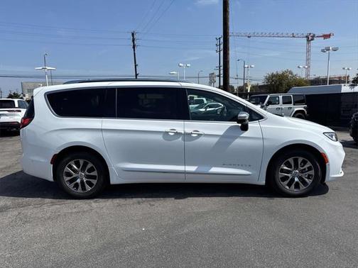 2025 Chrysler Pacifica L