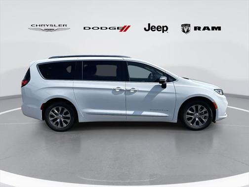 2025 Chrysler Pacifica L