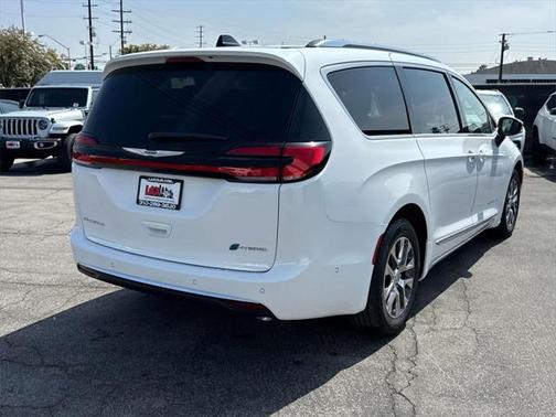 2025 Chrysler Pacifica L