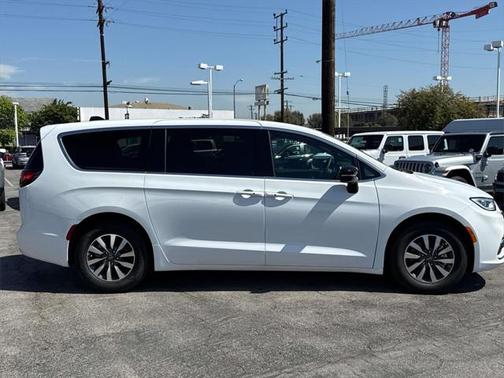 2025 Chrysler Pacifica Hybrid Select