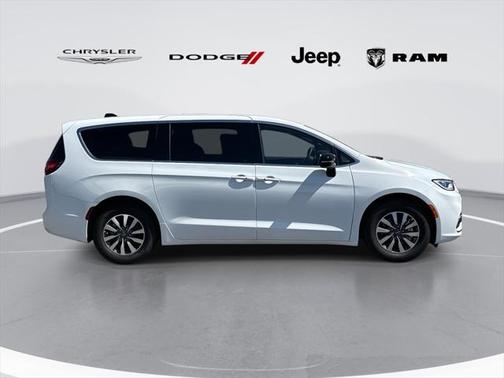 2025 Chrysler Pacifica Hybrid Select