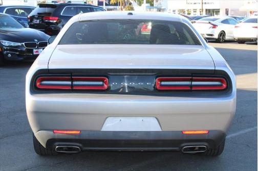 Photo 4 of 29 of 2015 Dodge Challenger SXT