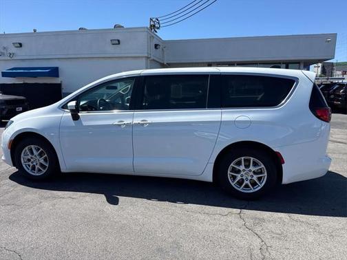 2022 Chrysler Voyager LX