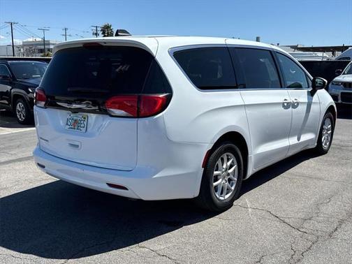 2022 Chrysler Voyager LX