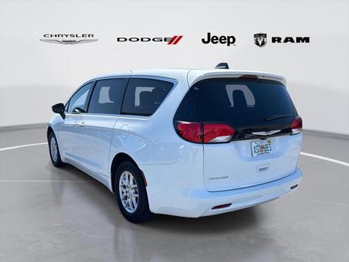 2022 Chrysler Voyager LX
