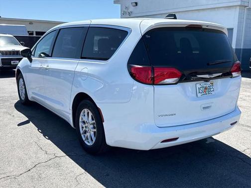 2022 Chrysler Voyager LX