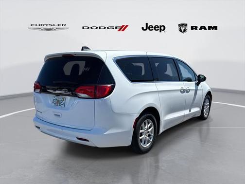 2022 Chrysler Voyager LX