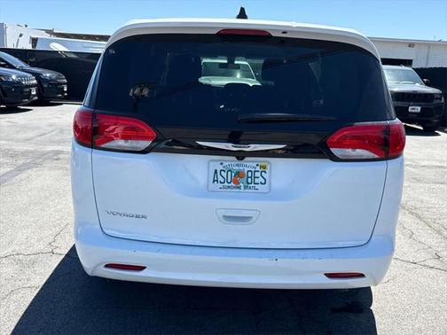 2022 Chrysler Voyager LX