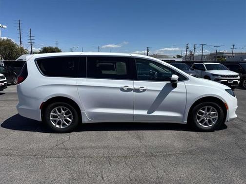 2022 Chrysler Voyager LX