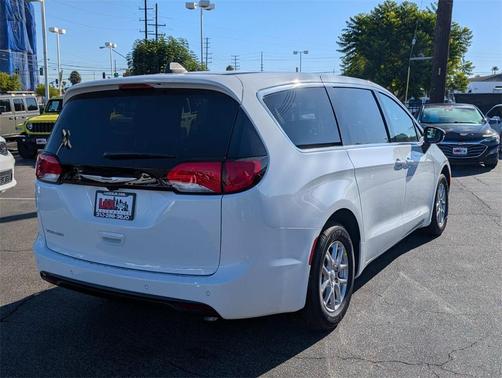 2026 Chrysler Voyager LX