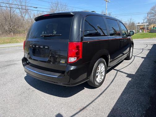 Black Onyx Crystal Pearlcoat 2019 Dodge Grand Caravan SXT