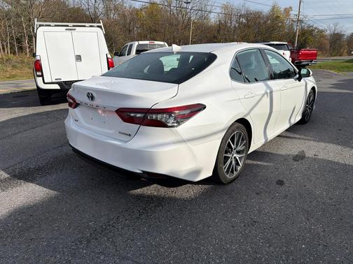 2022 Toyota Camry Hybrid XLE