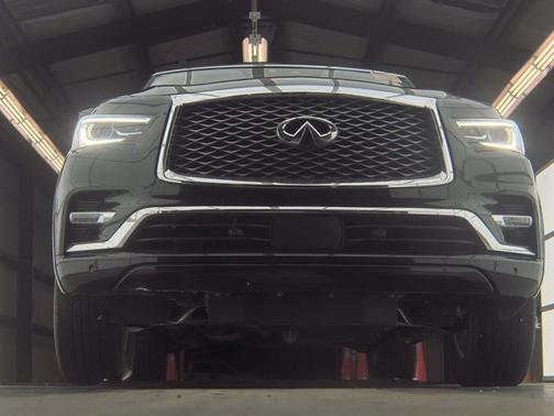 2023 INFINITI QX80 LUXE