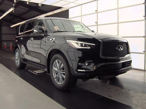 2023 INFINITI QX80 LUXE